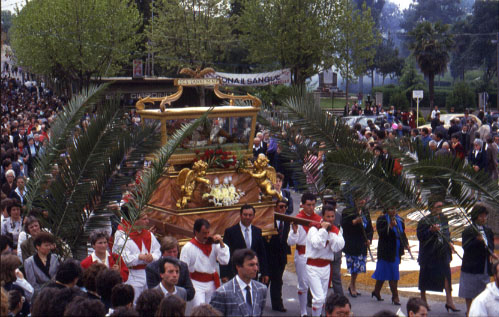 processione1.JPG (72084 byte)